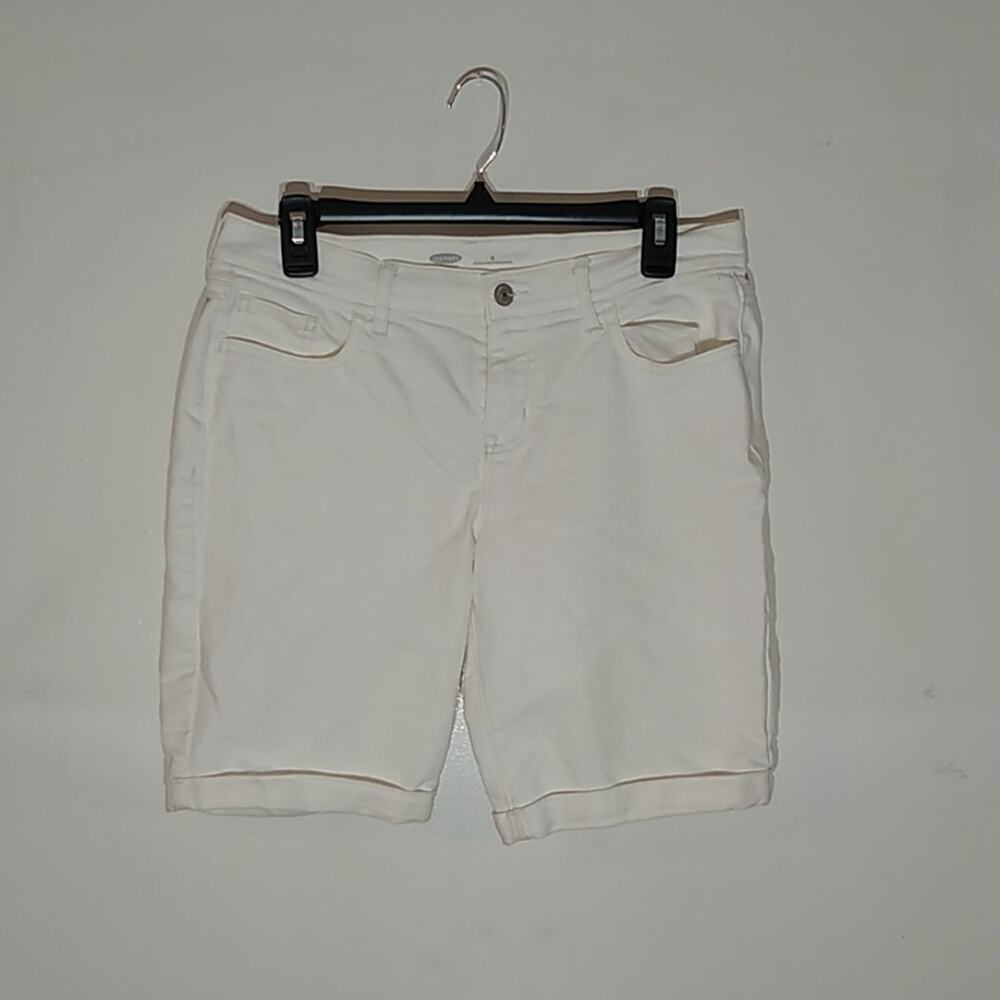 Old Navy Women's Size 6 cream Mid Rise cuffed  Denim shorts.